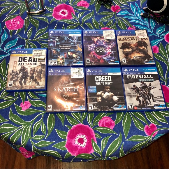 PS4 VR w/ games & VR gun included - Picture 10 of 12